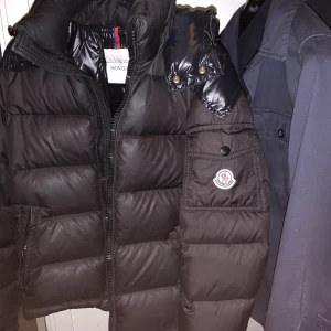 Moncler jacka  - Moncler chevalier i storlek S, köpt för ett tag sen från highendmarket för 7000, finns tyvärr inget kvitto, väldigt bra skick 8/10 