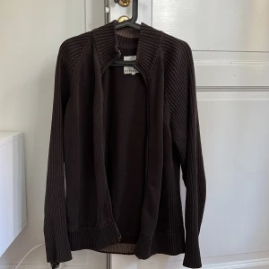 Blueprint - Jättefin stickad tröja köpt på humana!  Inga defekter alls! Brun Den är i XL men passar mig lite stor som är s