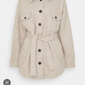 Beige kappa - Beige kappa från Nelly, köptes för 699kr säljer för 350kr, köparen står för frakten, bara testad få gånger, säljer då den inte kommer till användning, lite större i storleken så funkar på 38-40 också men lite tightare på de och lite mer overzized på 34-36