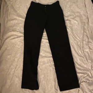 Dickies 874 original fit - säljer mina kostymbyxor då dem ej kommer till användning. dem är i fint skick, inga lösa sömmar mm. dem har bra fit, sitter bra på mig!💓 hör av er om ni är intresserade😊