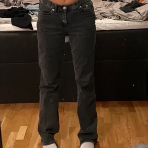 Grå jeans - Säljer mina grå jeans från weekday, storleken är 38 men passar en 36 också! Jag är 170cm lång och dom går ner till fötterna på mig🥰