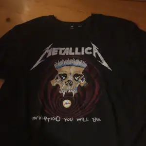 Metallica tshirt. Normal fit men kan gå som oversized. 