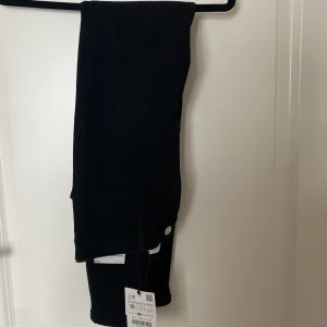 jeans - Zaras populära high rise jeans, stretchiga och åtsittande.  Oanvända, perfekt skick.