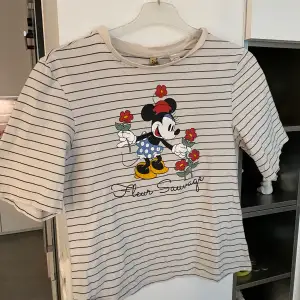 Gullig Disney tröja med svarta ränder från H&M, knappt använd!