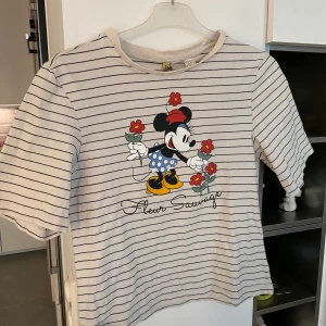 Disney Tröja - Gullig Disney tröja med svarta ränder från H&M, knappt använd!