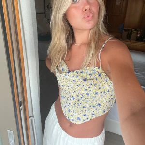 Topp - Blommig topp, 50 kr, storlek s! 