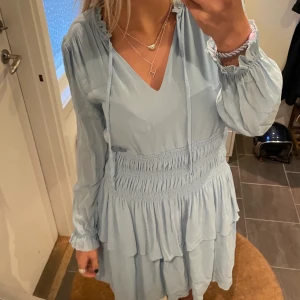 Ljusblå volang klänning  - Söt ljusblå volangklänning från Pepe Jeans. Använd 1 gång. Storlek S 