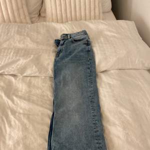 Säljer dessa bootcut jeans från monki som är använda 1 gång. Säljer då dom är för stora i låten för mig! Dom är i storlek 24