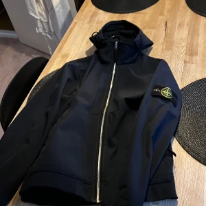 Stone island jacka  - Säljer min stone island jacka. De. Är i toppskick. 6000 nypris 