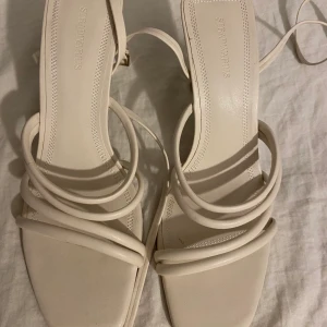 Klackskor - Off white klackar från stradivarius 💕 super fina på, storlek 39/40 💕