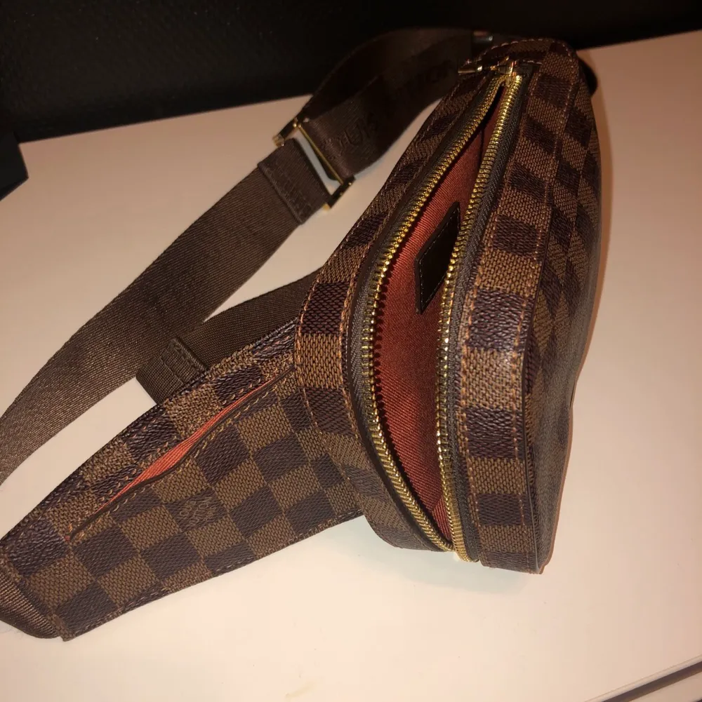 Louis Vuitton väska i utmärkt skick. Låda, påse eller kvitto finns ej. Men kan garantera äkthet.. Väskor.