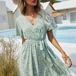 Grön klänning - Superfin grön blommig klänning från shein, säljer då den aldrig används, köparen står för frakten! :) 