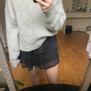 Volangkjol - Snygg volangkjol från hm  Snyggt me en stickad tröja över  Helt ny