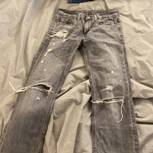 Snygga levis jeans - gråa
