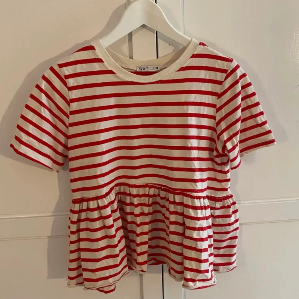 (LÅNAD BILD) Rödrandig t-shirt med volang. Jättegullig men kommer tyvärr inte till användning längre 💞  NYPRIS - 159. T-shirts.