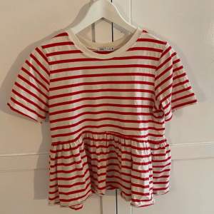(LÅNAD BILD) Rödrandig t-shirt med volang. Jättegullig men kommer tyvärr inte till användning längre 💞  NYPRIS - 159