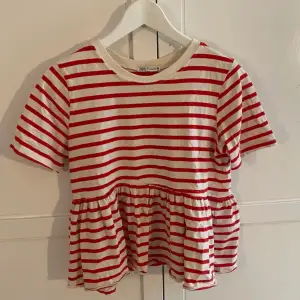 (LÅNAD BILD) Rödrandig t-shirt med volang. Jättegullig men kommer tyvärr inte till användning längre 💞  NYPRIS - 159