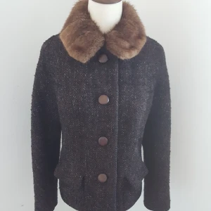 Vintage jacka tweed - Superfin, svensktillverkad tweed jacka med pälskrage. Mycket varm och klassisk feeling. Inga skavanker och välbevarad.  Kan hämtas i Täby C.