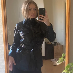 Skinnjacka - Fet höstjacka, skinnskjorta med bälte i midjan. Varm nog att ha på hösten! 
