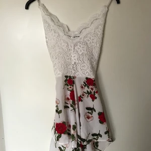 Somrig jumpsuit - Säljer nu denna fina jumpsuit som är perfekt till sommaren! Det står ingen storlek i den men skulle säga att den passar XS och S! När man har den på sig är det korsade band på ryggen och även två band/snören som man kan göra till en rosett! Överdelen är i ett broderat material!