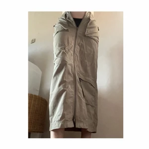 Cargokjol från Fransa - Beige cargokjol från Fransa. Jättefint skick. Storlek 38. Midja 38 cm, längd 97 cm. Frakt 66 spårbart