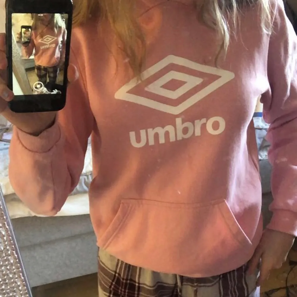 Hej, nu så säljer ja dena fina umbro hoodie💕den är i fin skick och används få gånger💕skriv för mer info. Hoodies.