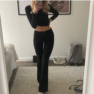 Kostymbyxor  - Ett par svarta super snygga lågmidjade kostymbyxor som är i super skönt material💕! Säljer pga för små för mig som har storlek M. (Första bilden lånad)!!!❤️
