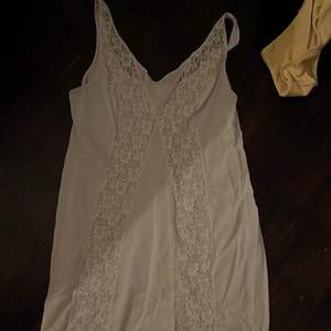Så fkn snyggt nattlinne eller klänning som är vit!! Den har skitsnygga spetsdetaljer! Tror den passar storlek M/L! 💋