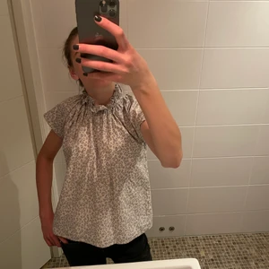 Blus - Så snygg och cool blus i leopardmönster!! Passar till allt🖤🖤