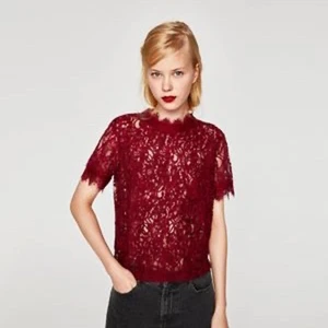 Spets top Zara - Croppad topp från Zara. Vinröd spets. Kedja bakom. Storlek M. Vid ena ärmen hänger en bit tråd (syns på bilden). Köparen står för frakt 
