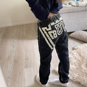 Y2k jeans - Säljer dessa skitsnygga y2k jeansen. 200kr+frakt. Inga defekter bra skick. Strl 164. Passar mig bra i längden som är 160cm.