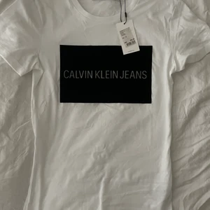 Calvin Klein T-shirt XS - Tshirt strl XS , prislappen kvar
