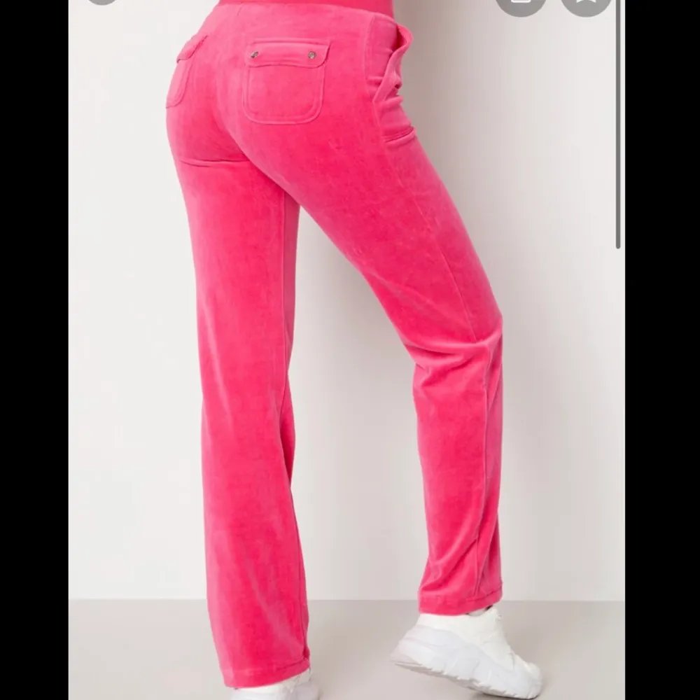 Rosa juicy couture byxor i strl S (såklart äkta)💖 Säljer då jag har tröttnat på färgen. Skriv privat för egna bilder💖 Om många är intresserade startar jag en budgivning💗Priset kan självklart diskuteras💓Jag är även öppen för att byta byxorna till ett par i någon annan färg💓. Jeans & Byxor.