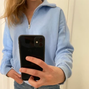 Blå zip-up tröja - Jag säljer denna superfina tröja från lager 157, jag tror inte att den går att köpa längre. Köparen står för frakt!