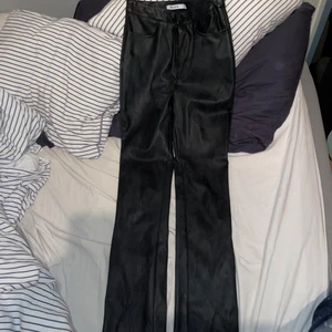 Skin byxor!  - Skinbyxor använda få gånger sitter som en smäck slit vid benet, dom e från nakd i st34