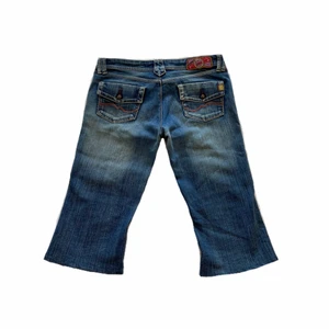 Lågmidjade jeansshorts med coola fickor - Lågmidjade jeansshorts med detaljer på fickorna! I tajt modell som formar kroppen fint. Passar XS-M beroende på önskad passform. Hör av dig om du har frågor eller är intresserad💓