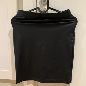 PU kjol XS/S - Svart PU kjol från PIECES i storlek XS/S. Passformen är tight och för övrigt är kjolen i fint skick, enbart använd 1 gång.