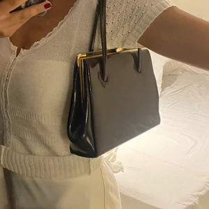 Vintage väska! - Säljer en gullig vintageväsks köpt på en mindre second hand butik i Lissabon. 