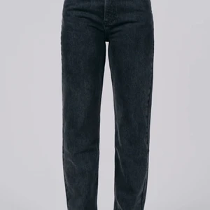 A-DSGN JEANS - Säljer dessa jeans från A-DSGN då dom är förstora för mig. Använda ett fåtal gånger så fortfarande i nyskick😊Utgångspris 400 kr✨💕Nypris 699 kr! 