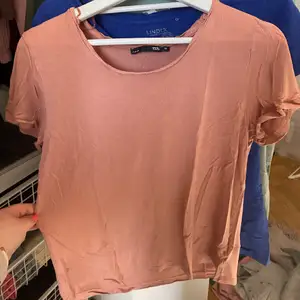 Bilden är av dålig kvalite. Rosa T-shirt i väldigt mjukt material. Tunn och perfekt på sommaren. (Tips. Stretcha ut den på längden när den tvättats). 