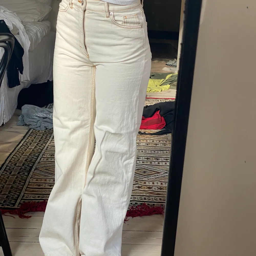 Vita/beiga jeans från monki! Super fin modell men tyvärr för små för mig nu🫶. Jeans & Byxor.