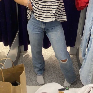 Monki jeans - Jeans från monki med hål på ena knät. Storlek 27 och jag har klippt av de så innerbenslängden är 77 cm. Använda 2 gånger så i superfint skick.