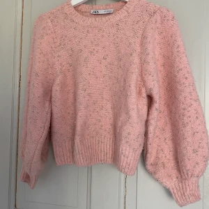 Stickad tröja från zara - Superfin stickad tröja med puffärm från zara. Sitter väldigt fint och jättesjuka material. Passar xs/s. Kan mötas upp i både Alingsås eller Göteborg.✨