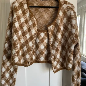 Topp - Jättefint linne med tillhörande kofta från Zara. Linnet är i storlek S medan koftan är i storlek M! Knappt använt💕