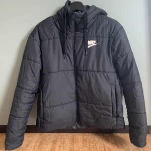 Jacka från nike - Säljer denna dunjacka från Nike som går att ha på två sätt. Den ena är som första bilden och vänder man den ”ut och in” så får man ett nikemärke på ryggen. Säljer för den blivit för liten. 