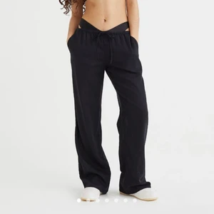 Svarta linnebyxor - Säljer dessa skit snygga linnebyxor från H&M i storlek M då dom var för stora! Helt nya och endast testade! Köparen står för frakten! 