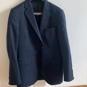 Tiger of Sweden kavaj stl 52 - Äkta Tiger of Sweden kavaj i stl 52. Den är nu för liten. Byxorna har spräckts. Färg marinblå. 