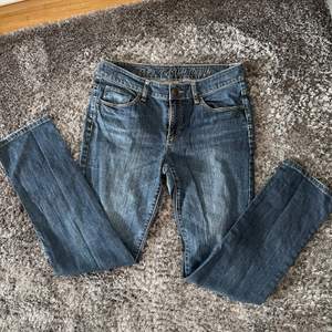 Super snygga lågmidjade second hand jeans från esprit som tyvärr inte kommer till användning just nu😊