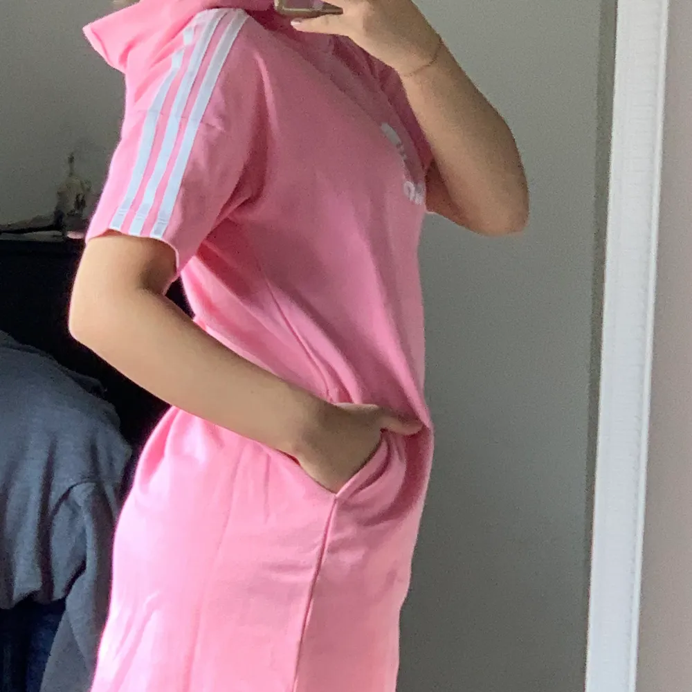 En Adidas klänning med en luva i en rosa färg . Klänningar.