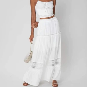 vit långkjol - jättefin kjol ifrån shein, men säljer eftersom att jag köpt en liknande fast second hand! Ser ut exakt som på bilden! 45kr frakt! Kostade 189 men säljer för 150kr💕 Passar S-Xs